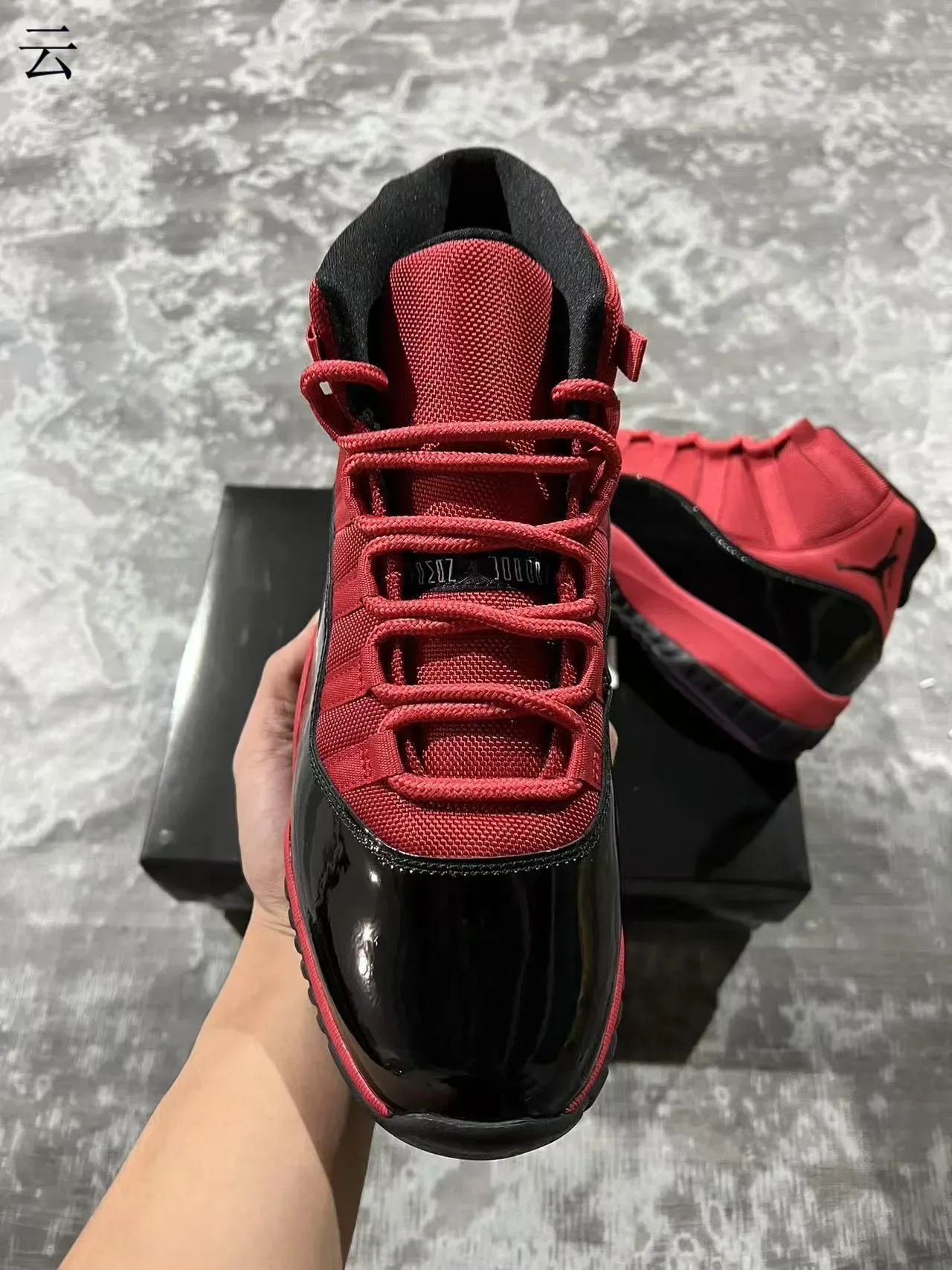 Air Jordan 11 أحمر أسود عالي القمة جلد لامع Mudguard أحذية كرة السلة 3