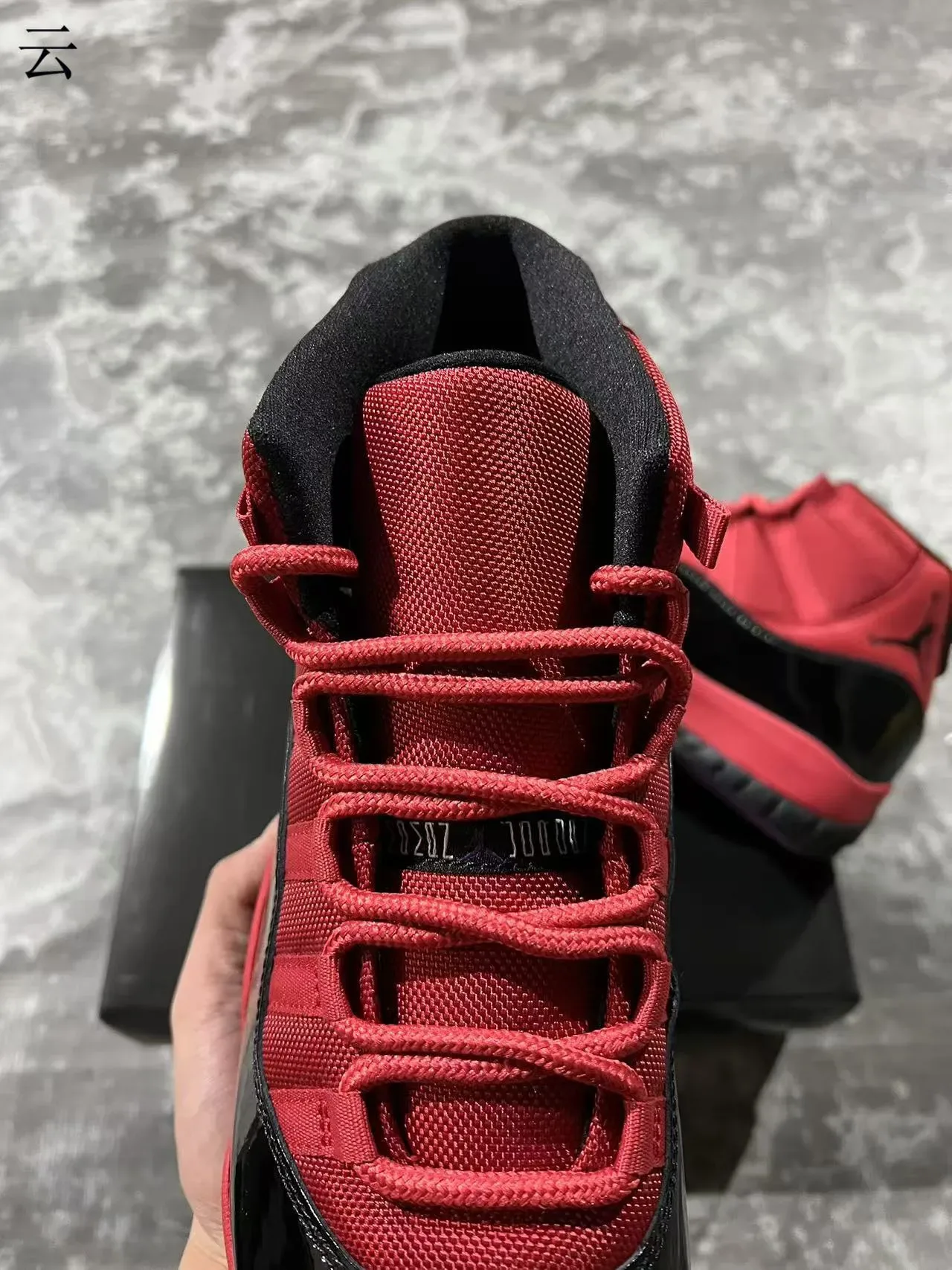 Air Jordan 11 أحمر أسود عالي القمة جلد لامع Mudguard أحذية كرة السلة 4