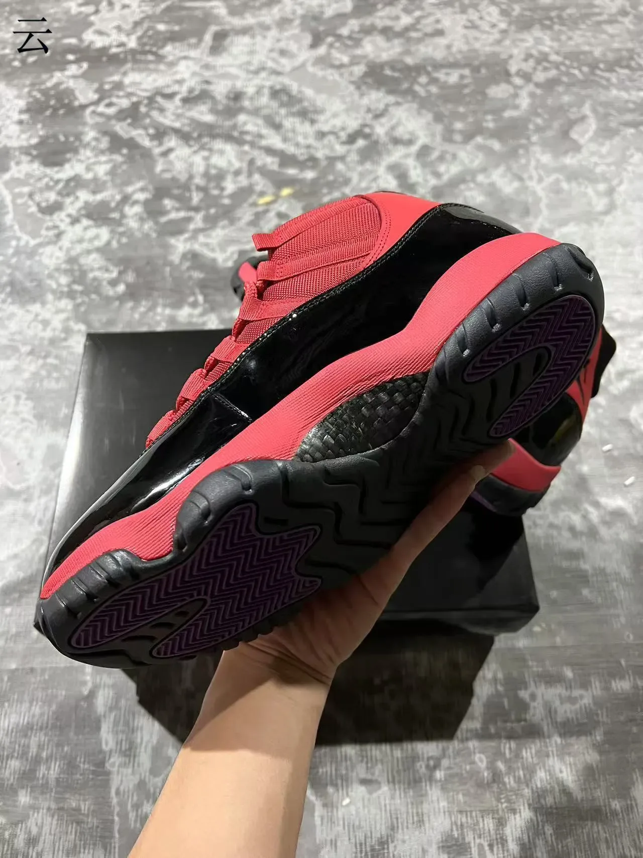 Air Jordan 11 أحمر أسود عالي القمة جلد لامع Mudguard أحذية كرة السلة 6