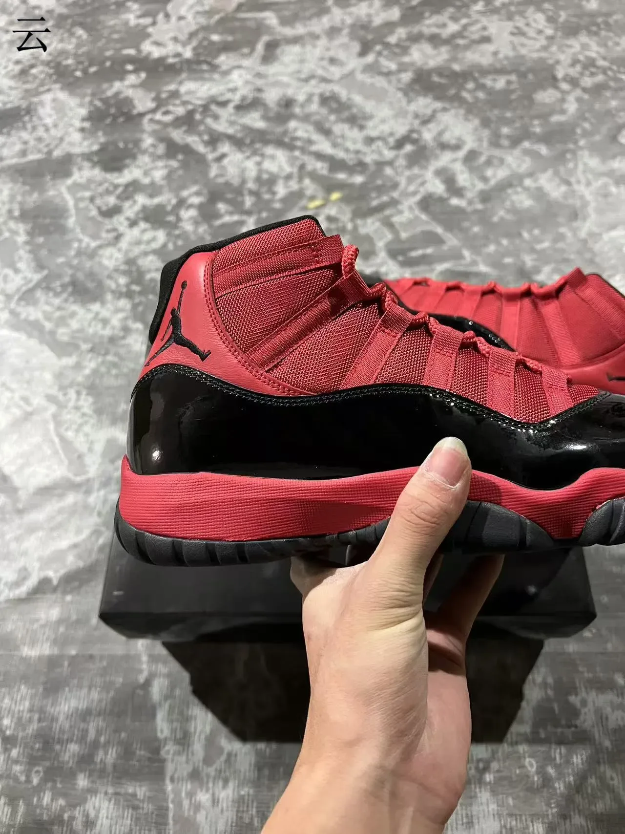 Air Jordan 11 أحمر أسود عالي القمة جلد لامع Mudguard أحذية كرة السلة 7