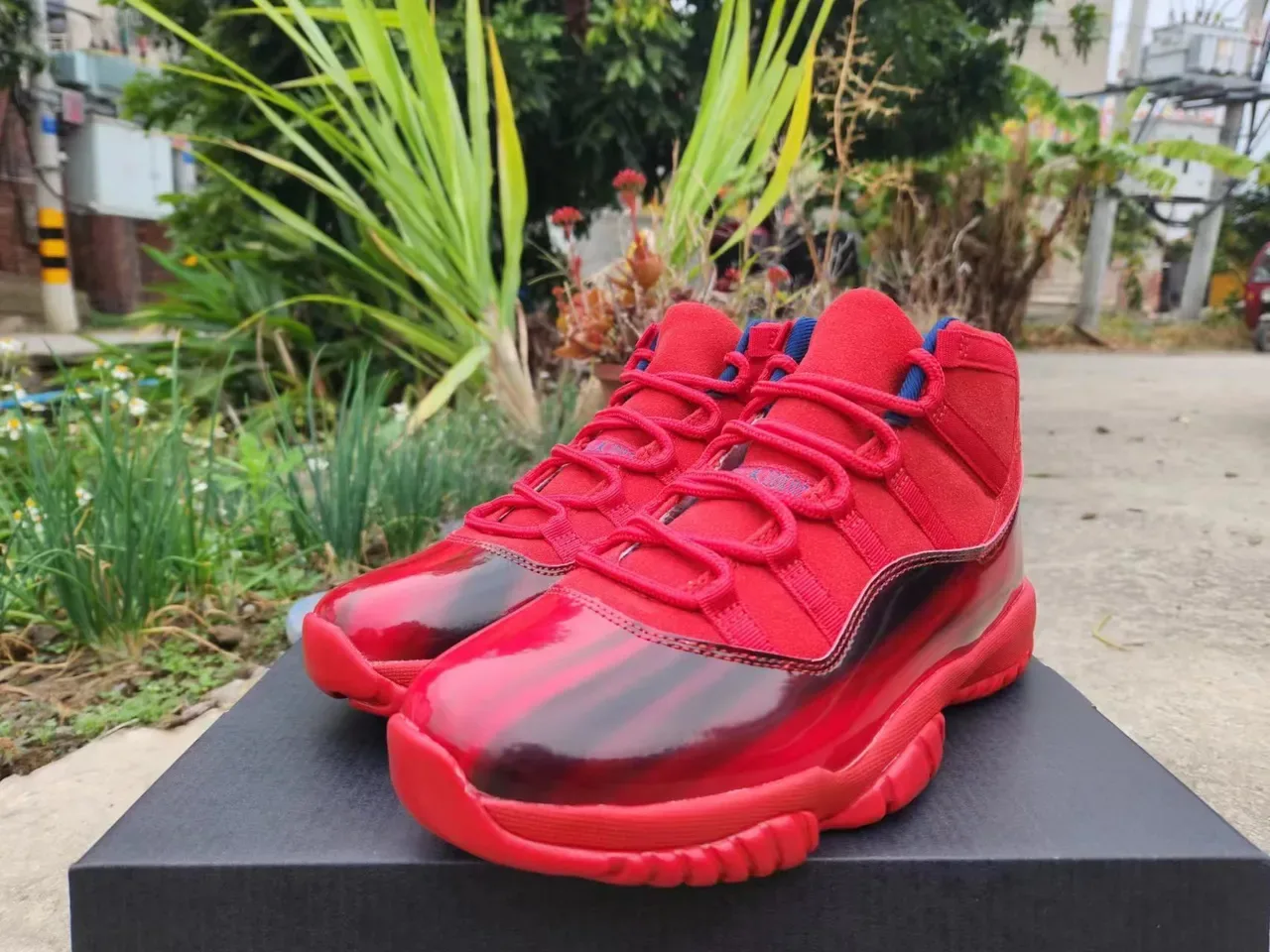Air Jordan 11 Chaussures de Basket en Cuir Patenté Rouge 2