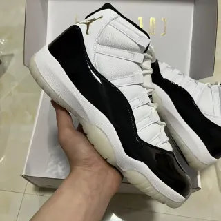 Air Jordan 11 白黑金亮面皮篮球鞋