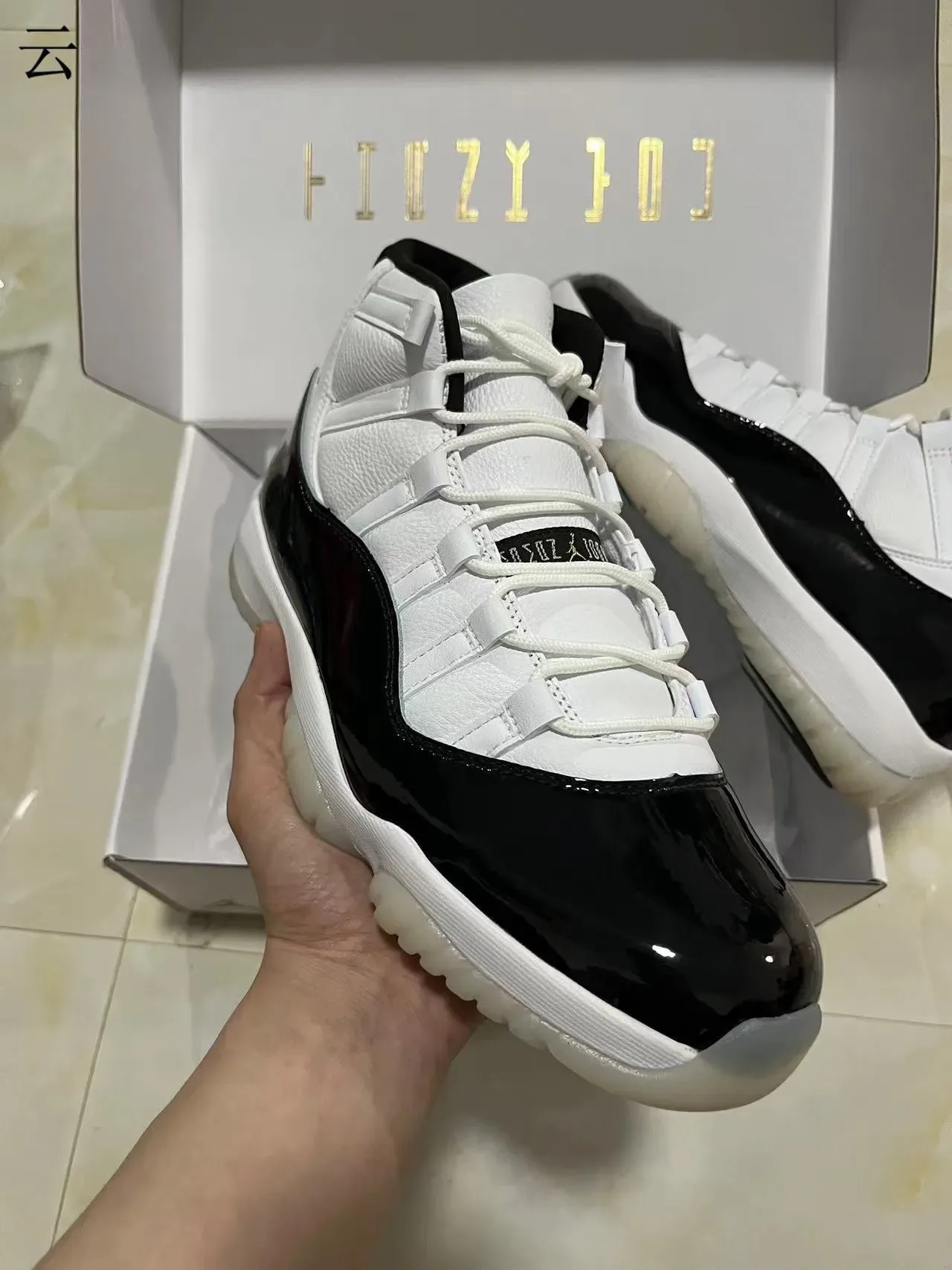 Air Jordan 11 Blanc Noir Or Cuir Patenté Chaussures de Basketball 2