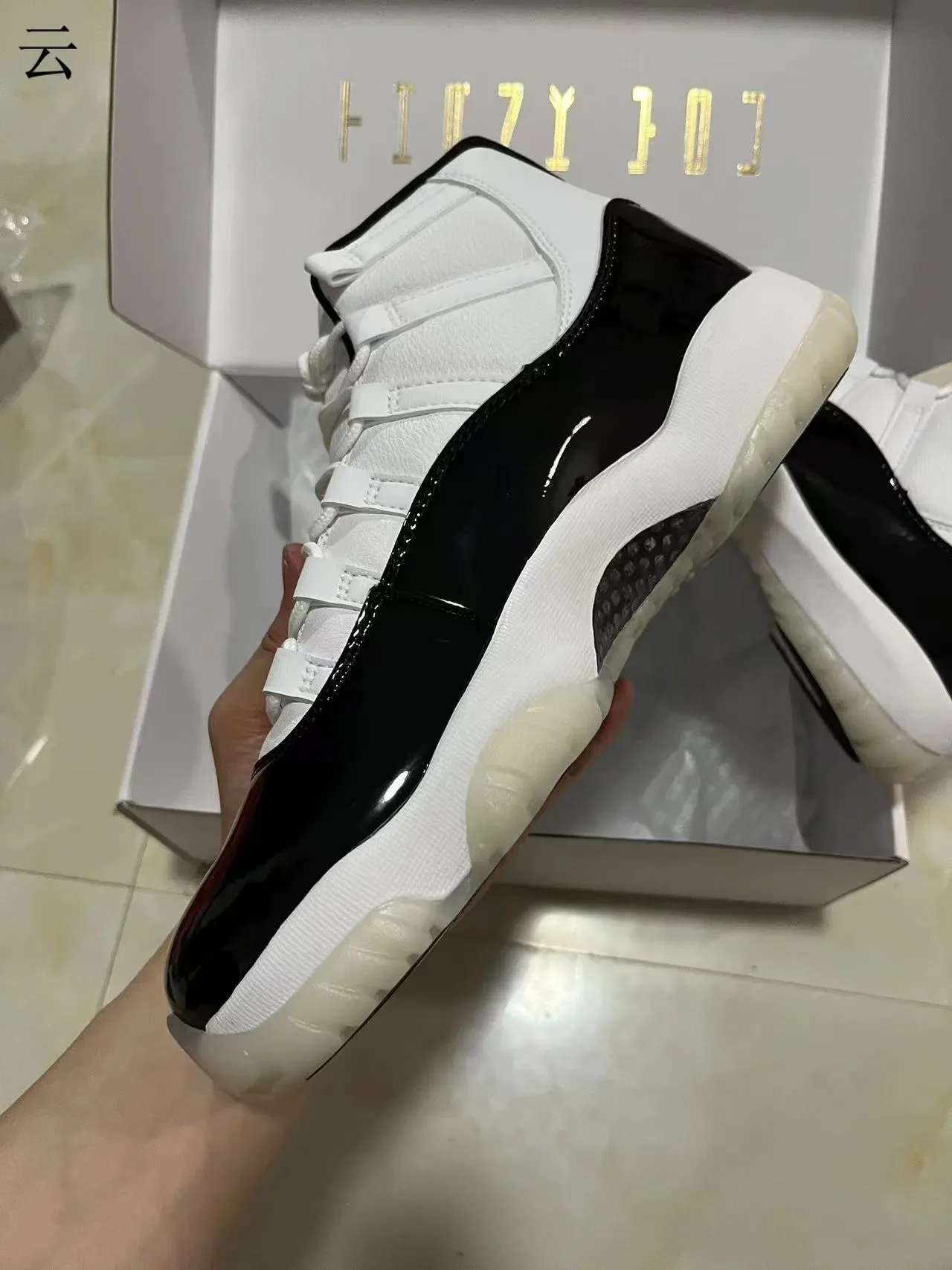 Air Jordan 11 Blanc Noir Or Cuir Patenté Chaussures de Basketball 4