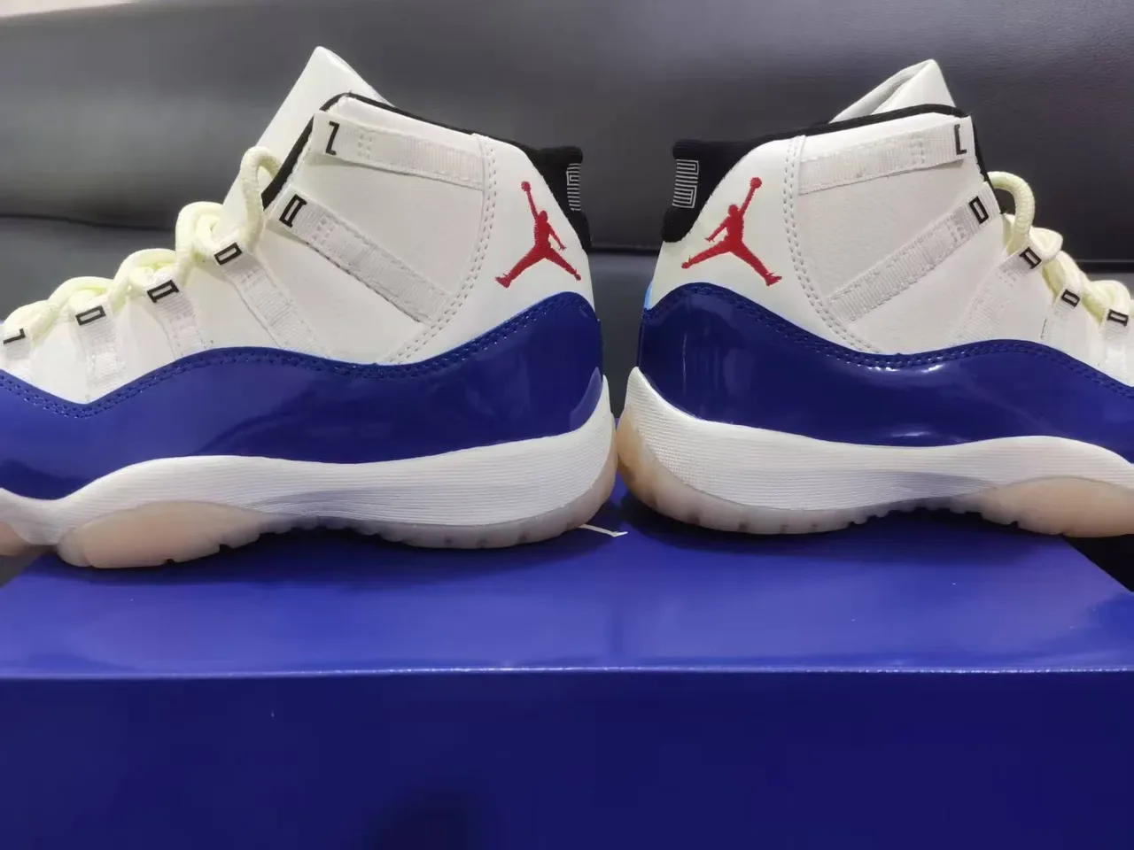 Air Jordan 11 Blanc/Bleu Royal Cuir Verni Chaussures de Basketball 2