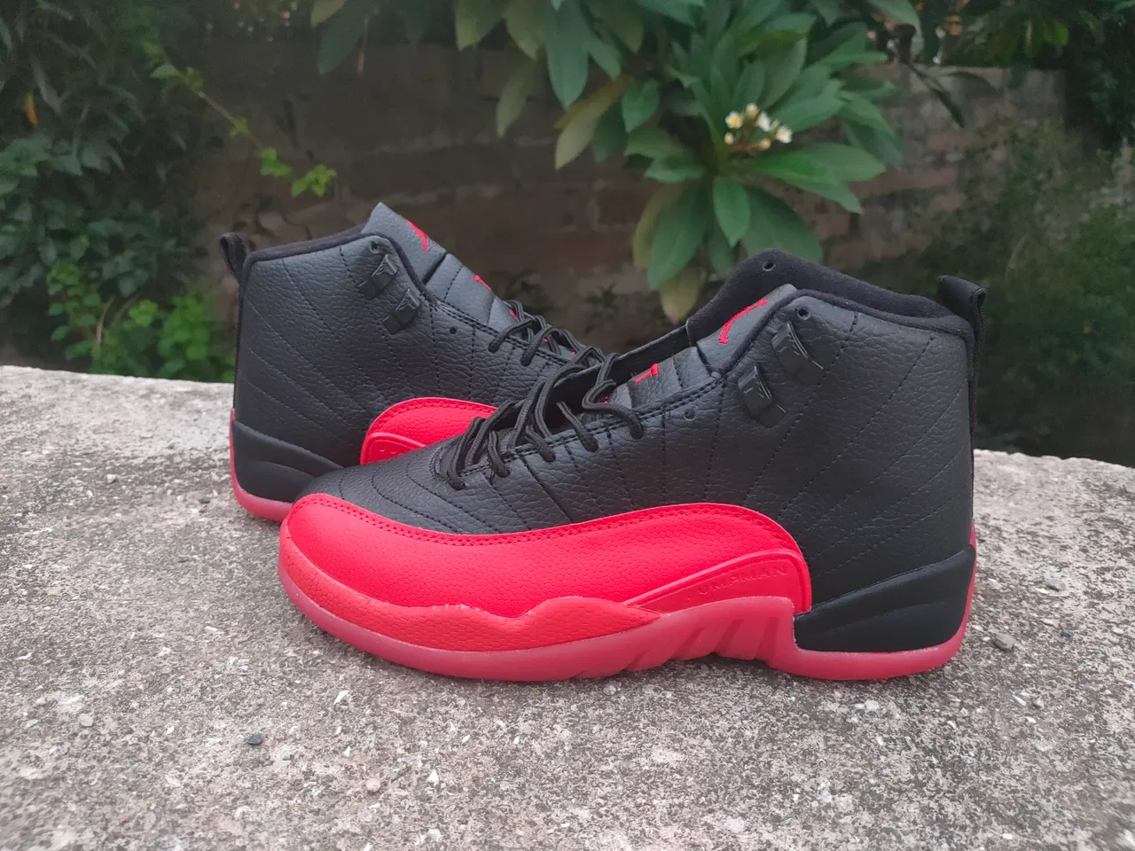 Air Jordan 12 Tênis de Basquete Preto e Vermelho 2
