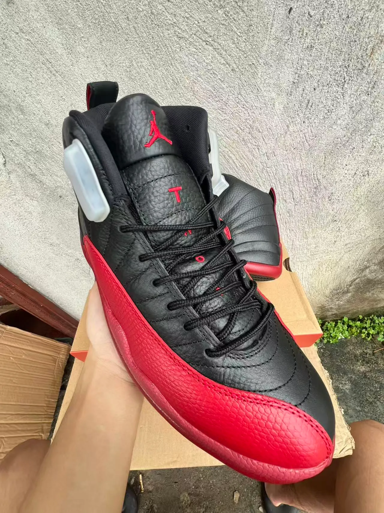 Chaussures de basketball Air Jordan 12 en cuir matelassé noir et rouge 2