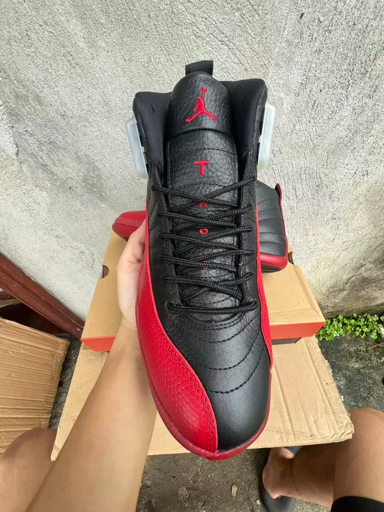 Chaussures de basketball Air Jordan 12 en cuir matelassé noir et rouge 3