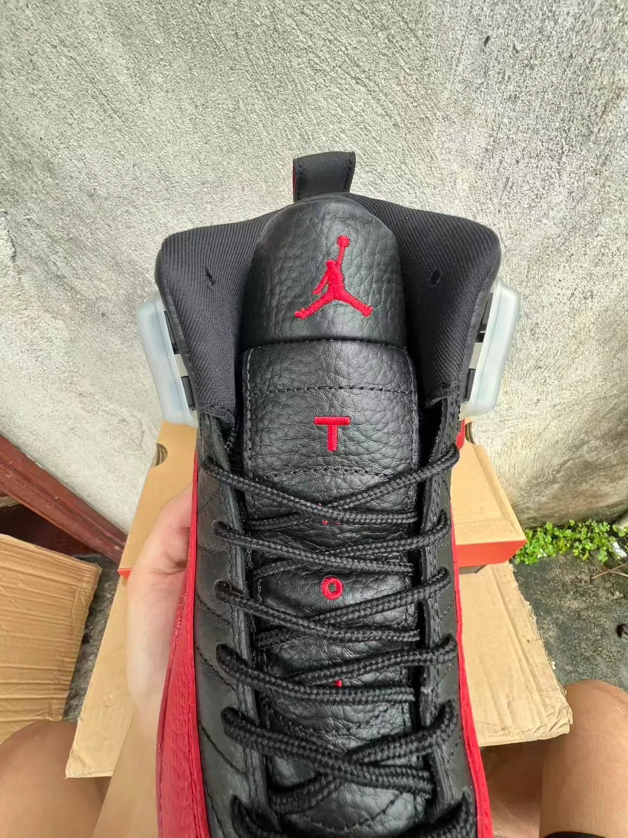 Chaussures de basketball Air Jordan 12 en cuir matelassé noir et rouge 4