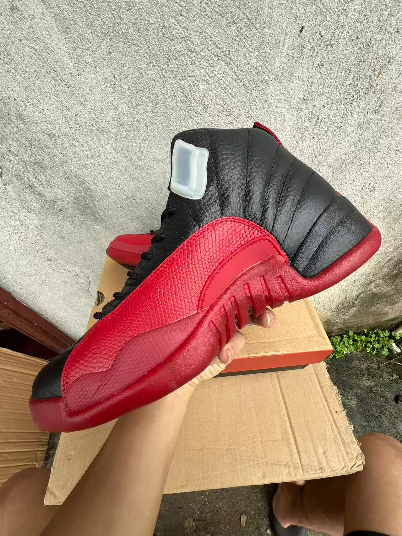 Chaussures de basketball Air Jordan 12 en cuir matelassé noir et rouge 5