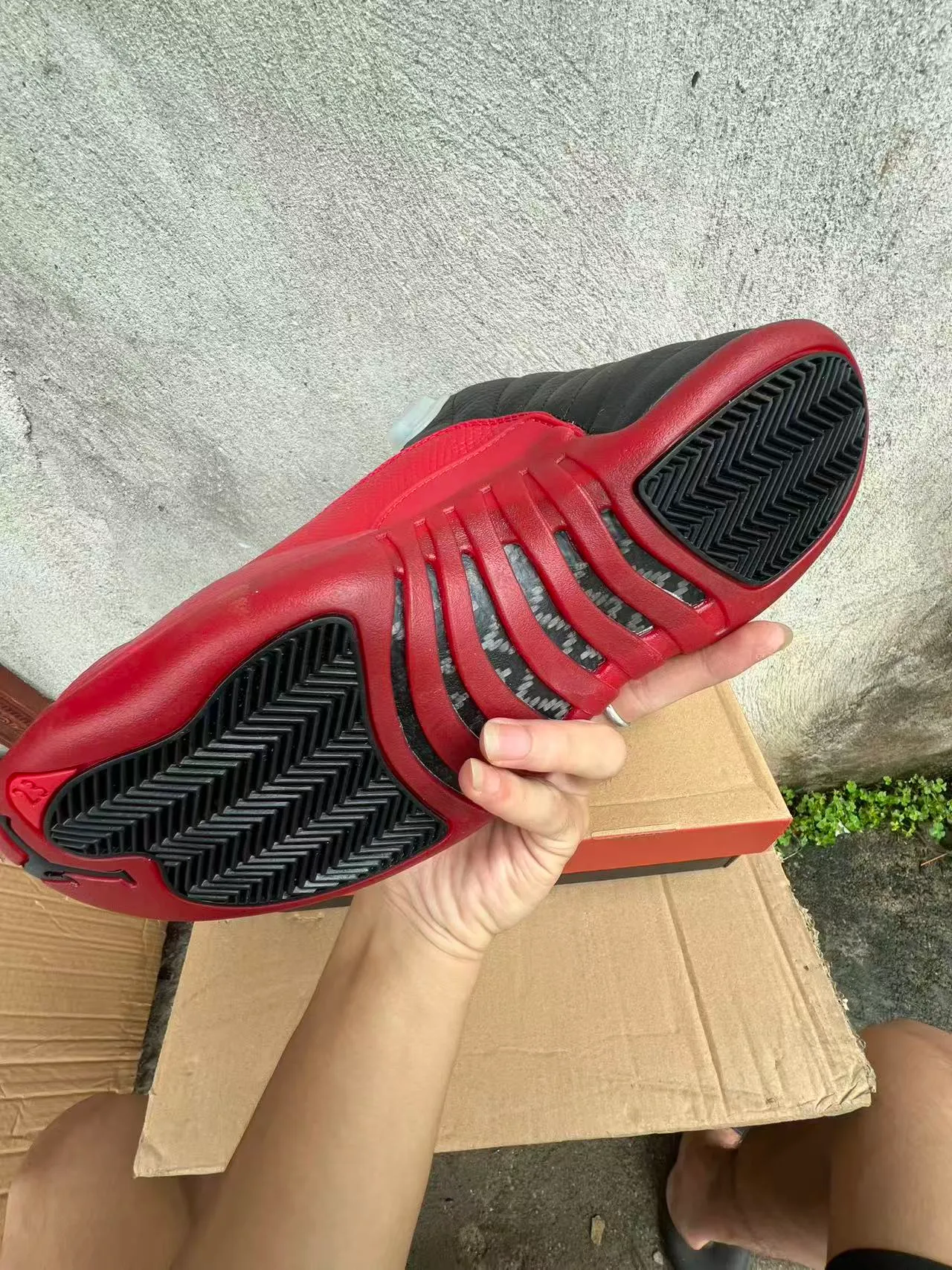 Chaussures de basketball Air Jordan 12 en cuir matelassé noir et rouge 6