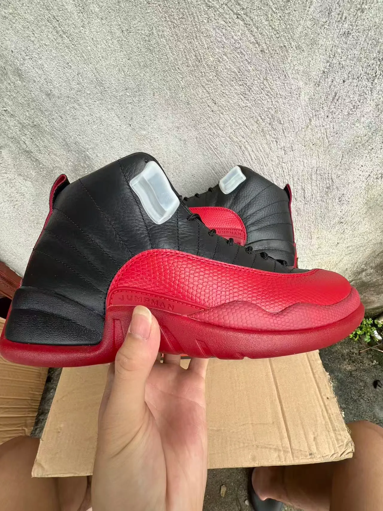 Chaussures de basketball Air Jordan 12 en cuir matelassé noir et rouge 7