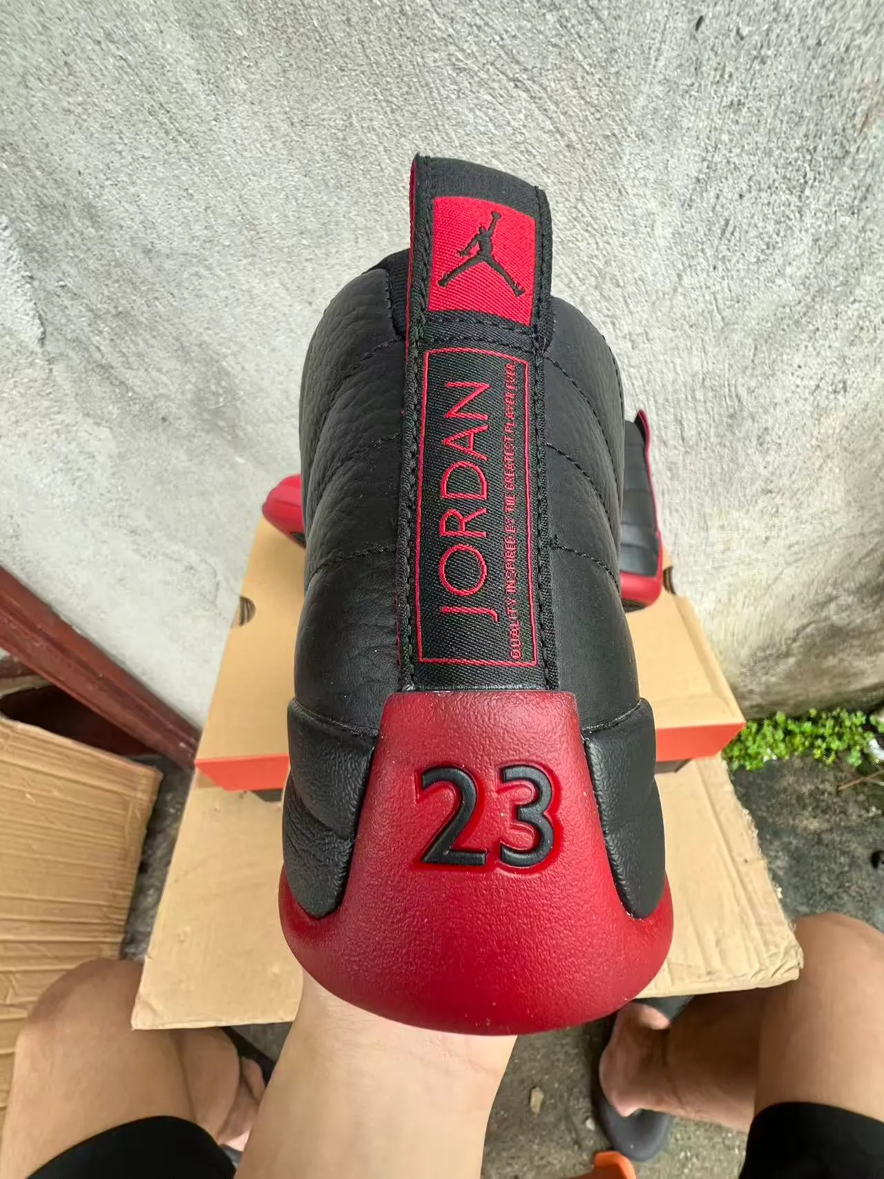 Chaussures de basketball Air Jordan 12 en cuir matelassé noir et rouge 8