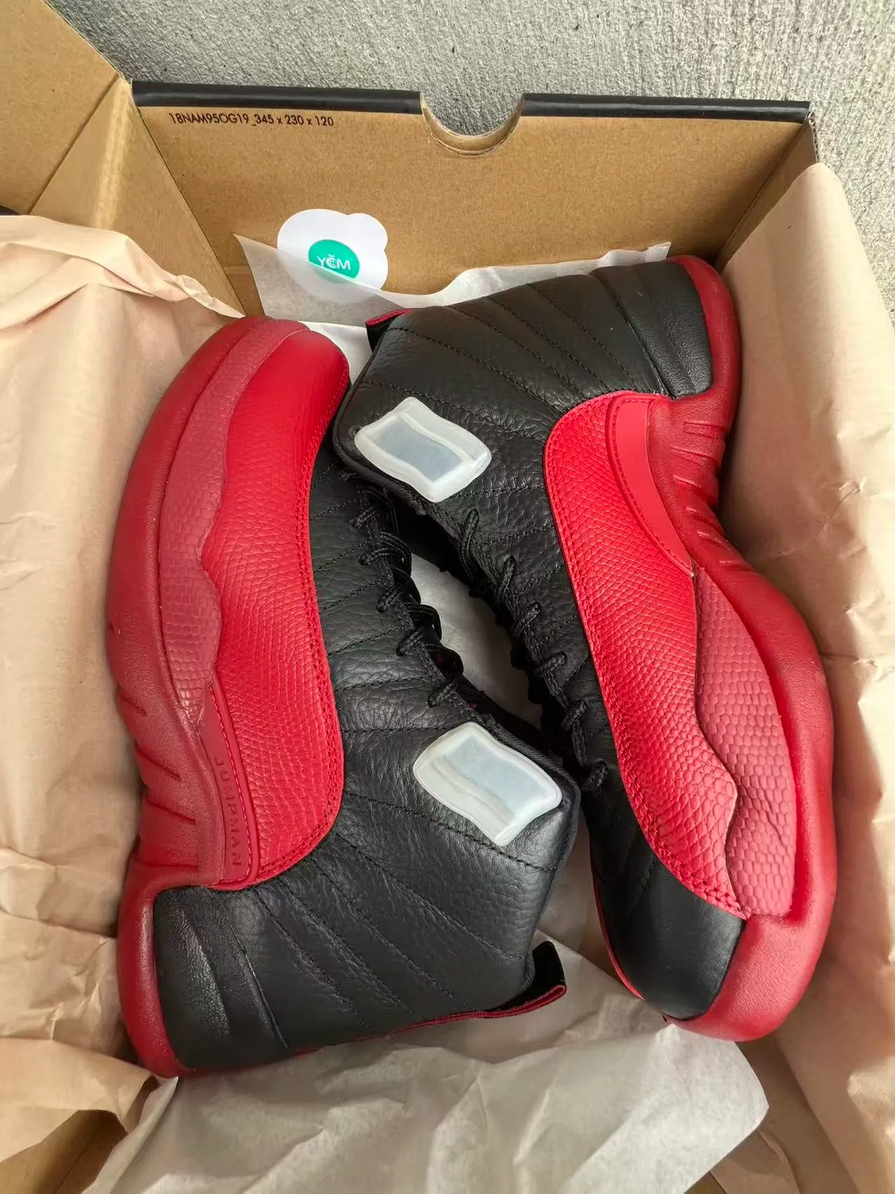 Chaussures de basketball Air Jordan 12 en cuir matelassé noir et rouge 9