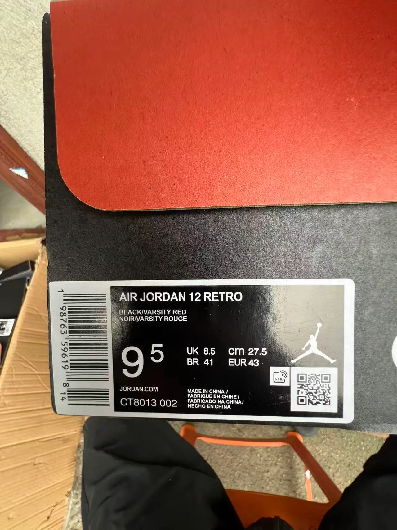 Chaussures de basketball Air Jordan 12 en cuir matelassé noir et rouge 10
