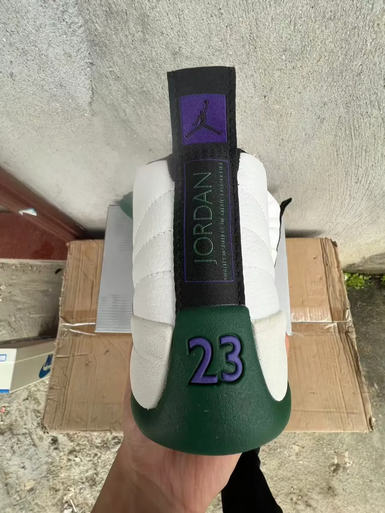 Air Jordan 12 Tênis de Basquete Branco e Verde de Couro Quiltado 8