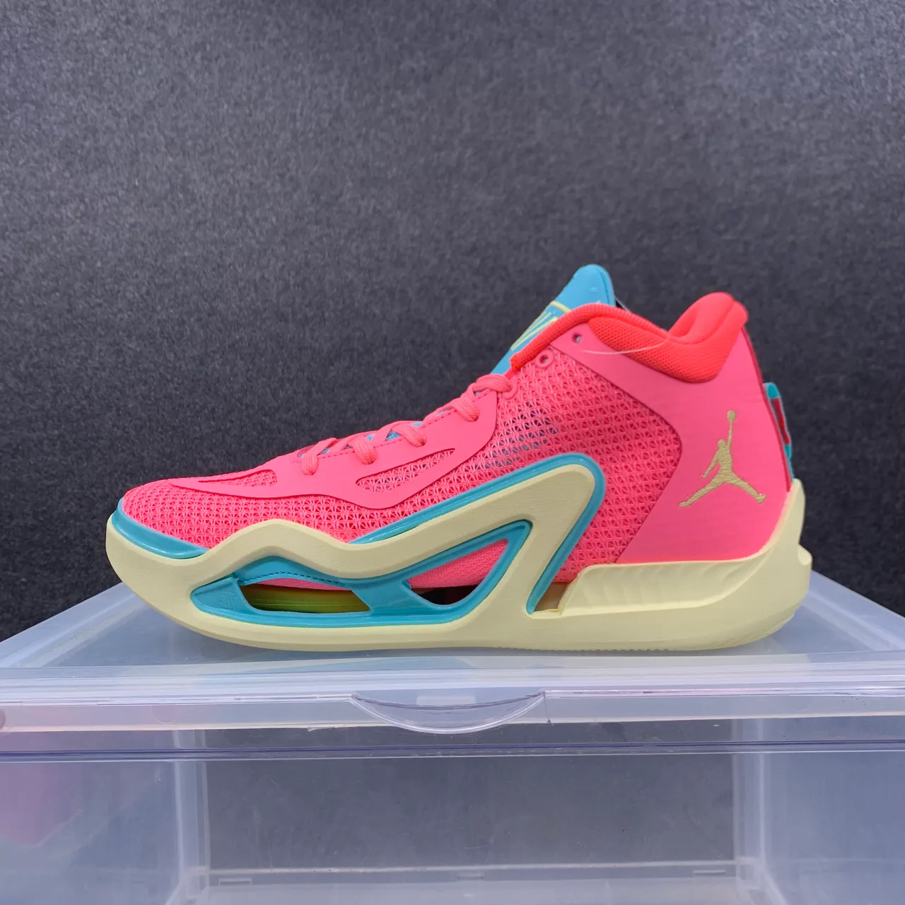 Chaussures de basketball Air Jordan 37 silhouette montante avec tige en mesh technique rose et bleu 2