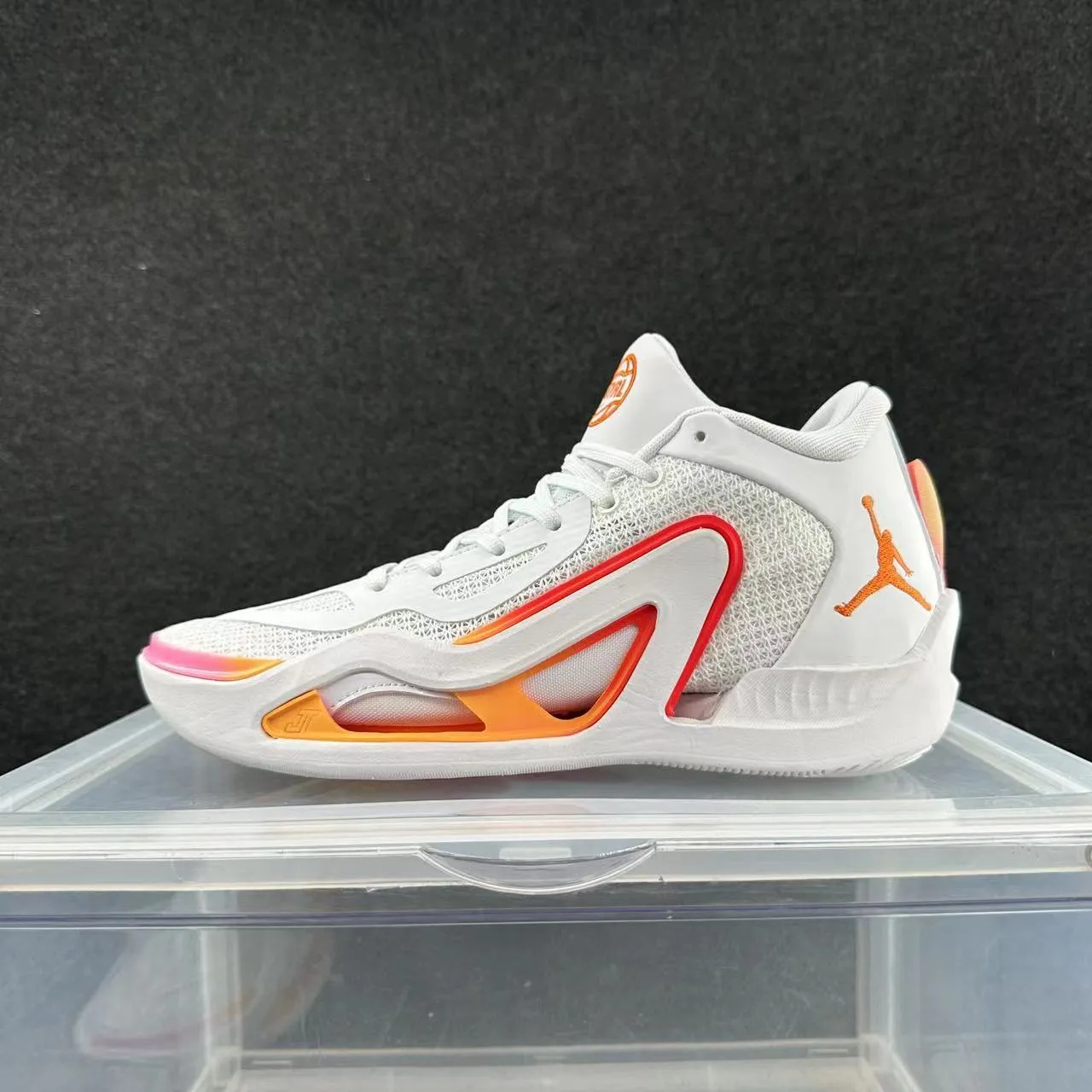 Chaussures de basketball montantes Air Jordan 37 avec empeigne en mesh blanc et orange 2