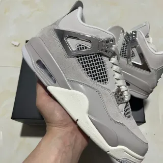 Air Jordan 4 Light Gray 麂皮和皮革篮球鞋