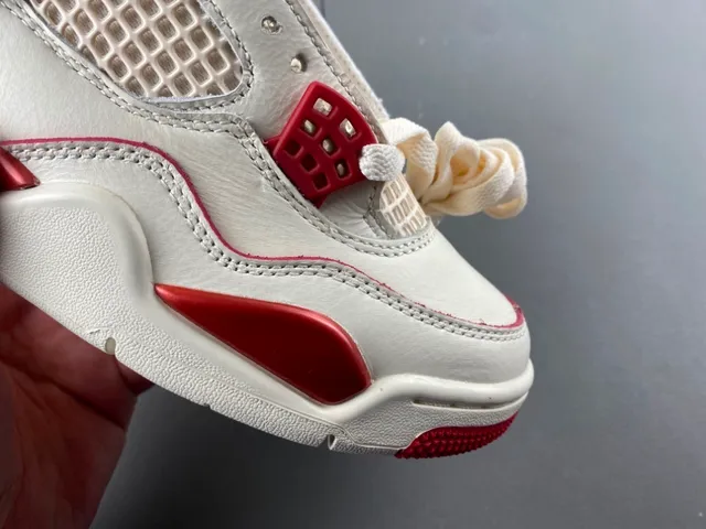 Chaussures de basketball Air Jordan 4 blanc cassé et rouge 2
