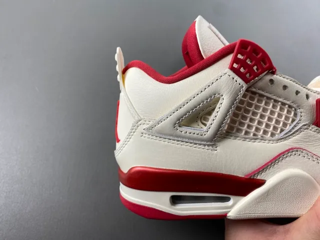 Chaussures de basketball Air Jordan 4 blanc cassé et rouge 3