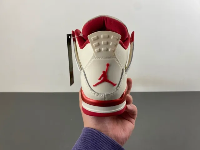 Chaussures de basketball Air Jordan 4 blanc cassé et rouge 4