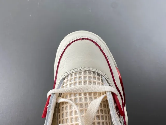 Chaussures de basketball Air Jordan 4 blanc cassé et rouge 5