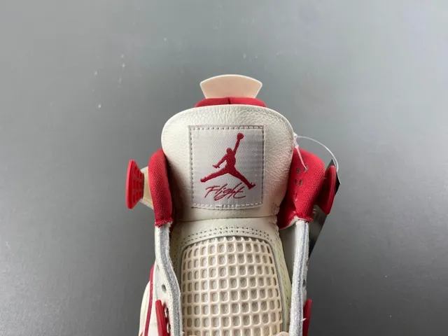 Chaussures de basketball Air Jordan 4 blanc cassé et rouge 6