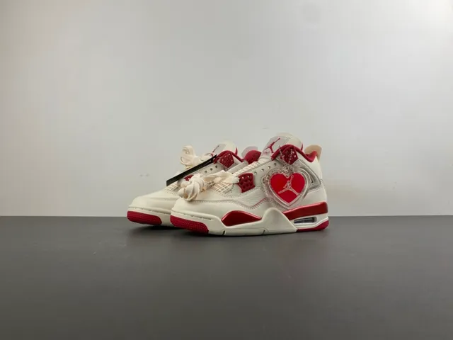 Chaussures de basketball Air Jordan 4 blanc cassé et rouge 9