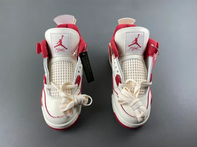 Chaussures de basketball Air Jordan 4 blanc cassé et rouge 10