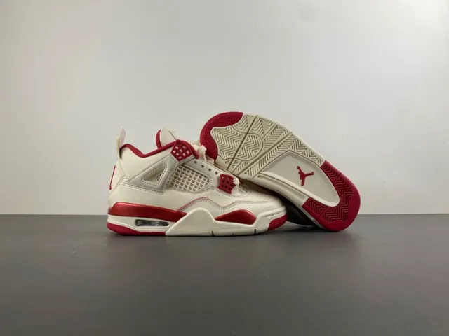 Chaussures de basketball Air Jordan 4 blanc cassé et rouge 11