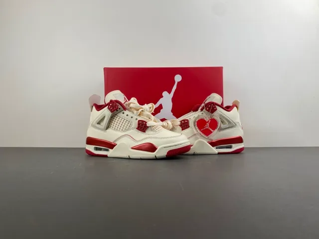Chaussures de basketball Air Jordan 4 blanc cassé et rouge 12