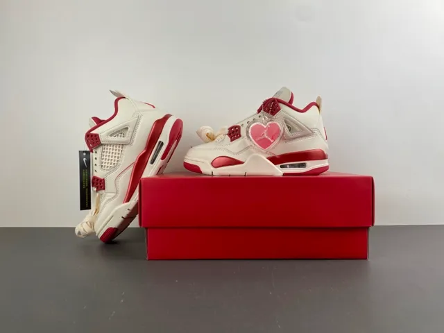 Chaussures de basketball Air Jordan 4 blanc cassé et rouge 13