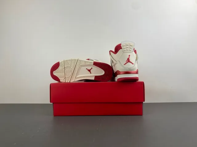 Chaussures de basketball Air Jordan 4 blanc cassé et rouge 14