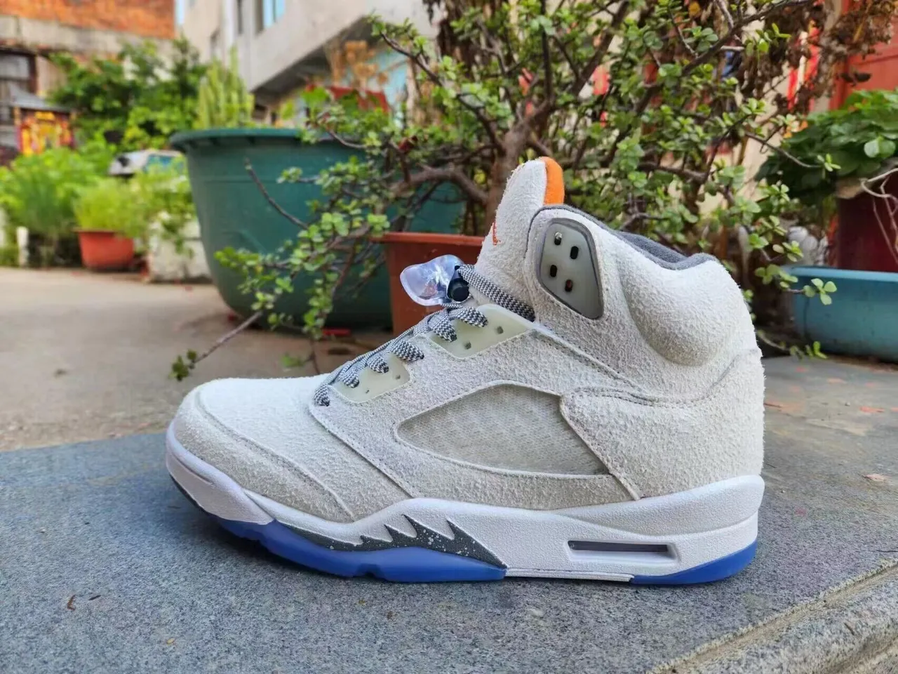 Tênis de basquete Air Jordan 5 cinza-claro, laranja e azul 2