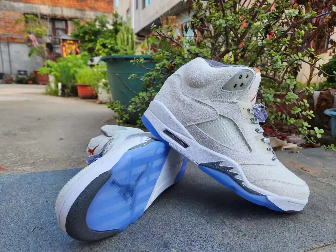 Tênis de basquete Air Jordan 5 cinza-claro, laranja e azul 3