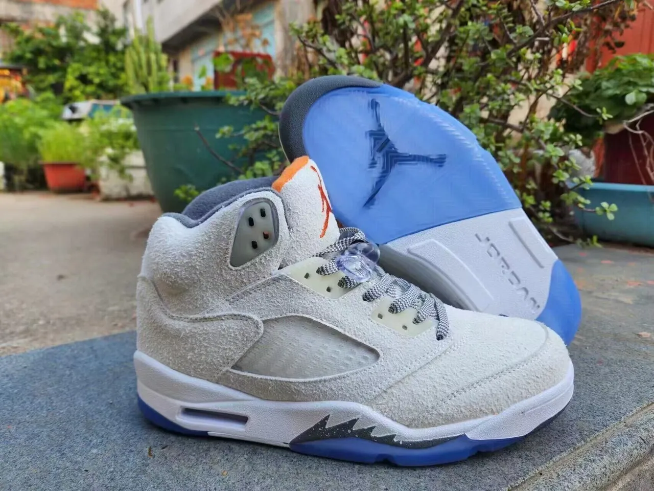 Tênis de basquete Air Jordan 5 cinza-claro, laranja e azul 4