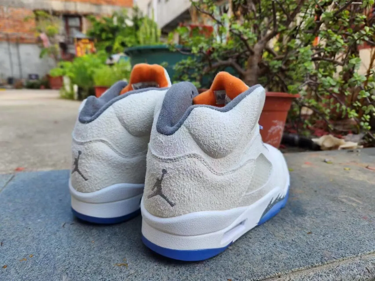 Tênis de basquete Air Jordan 5 cinza-claro, laranja e azul 5
