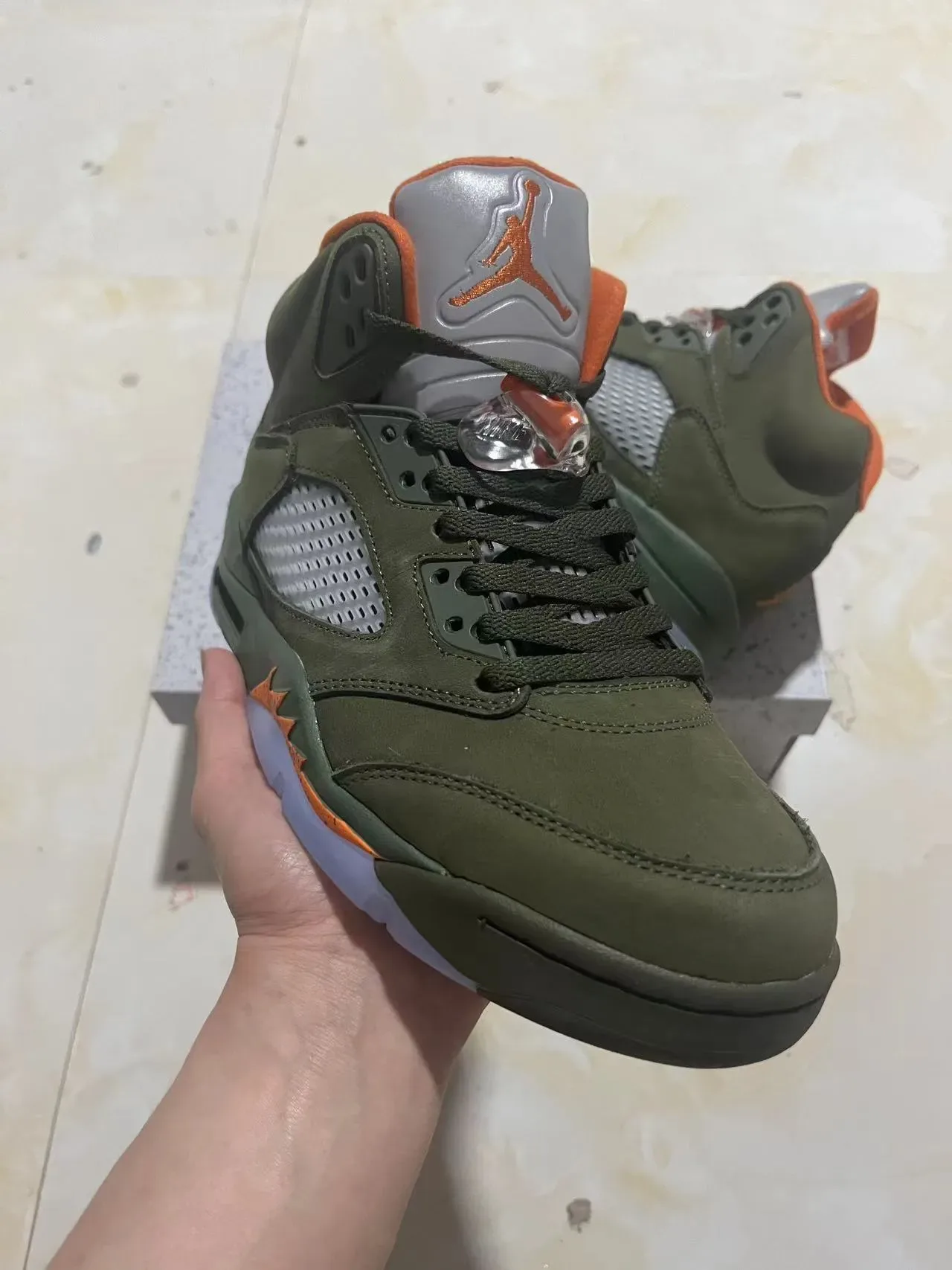 Air Jordan 5 Verde Oliva Laranja Relâmpago Tênis de Basquete 2