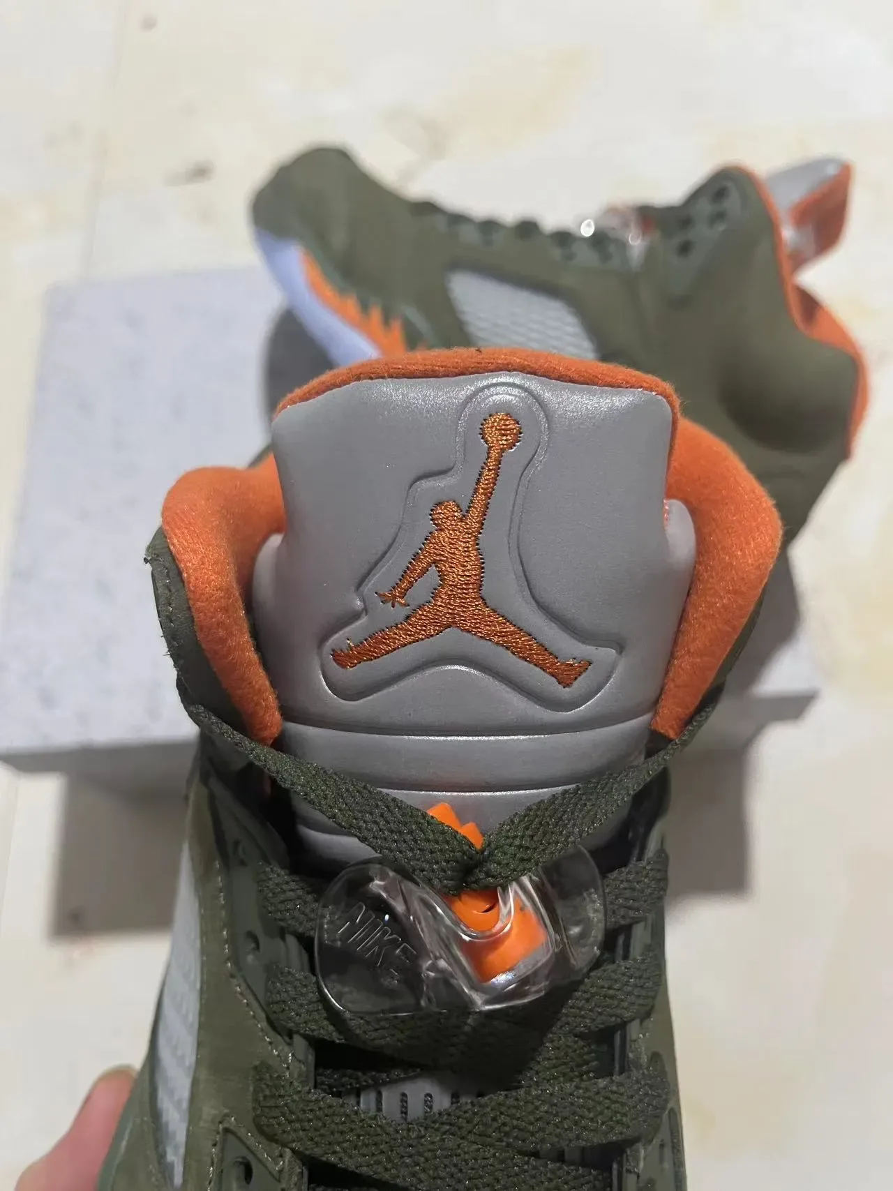 Air Jordan 5 Verde Oliva Laranja Relâmpago Tênis de Basquete 4