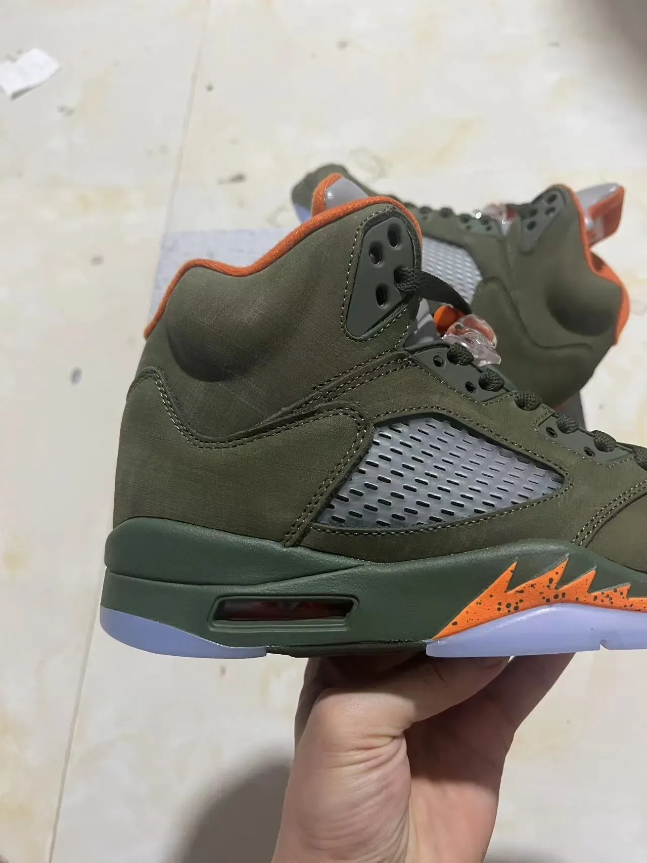 Air Jordan 5 Verde Oliva Laranja Relâmpago Tênis de Basquete 7