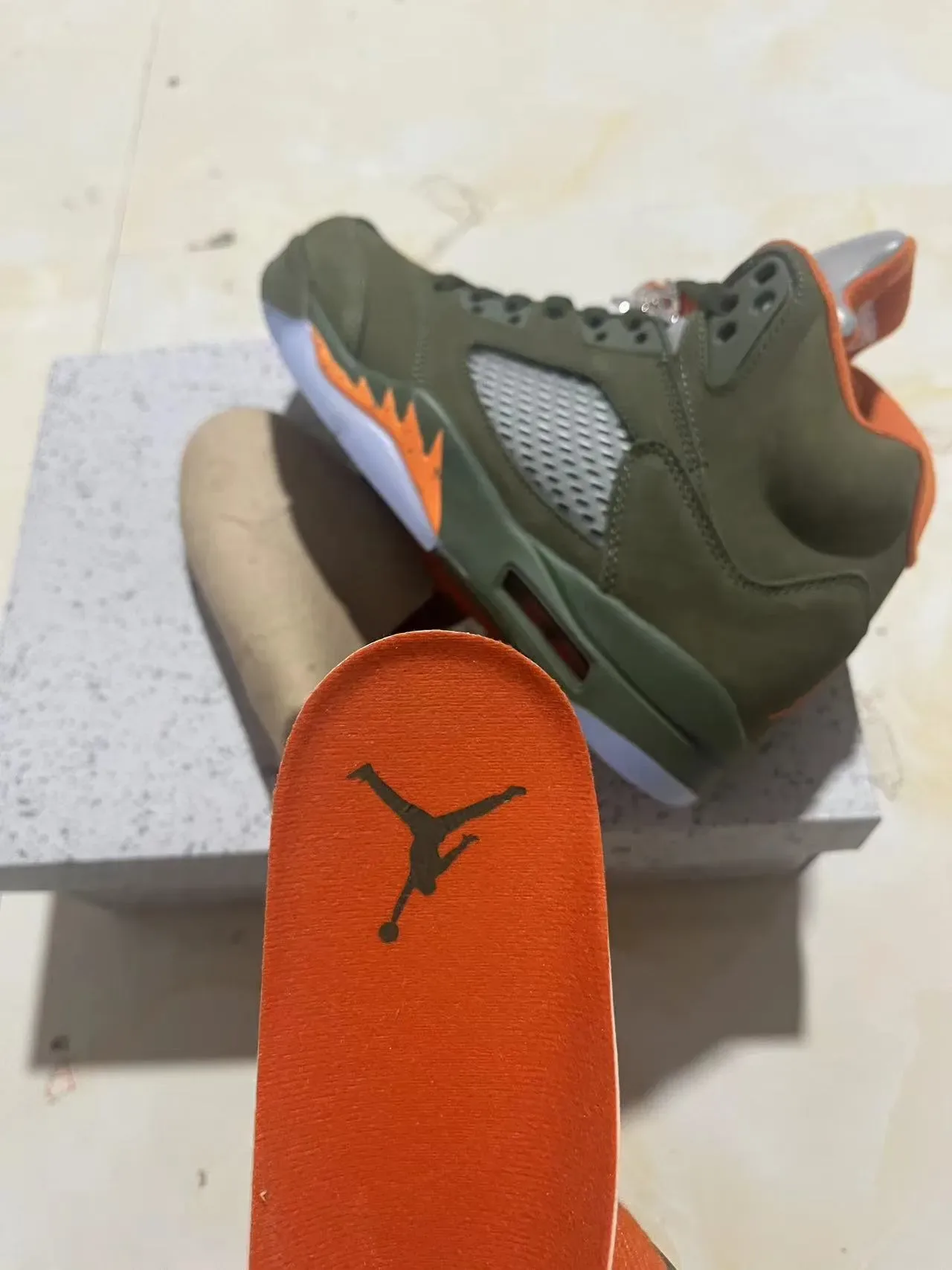 Air Jordan 5 Verde Oliva Laranja Relâmpago Tênis de Basquete 10