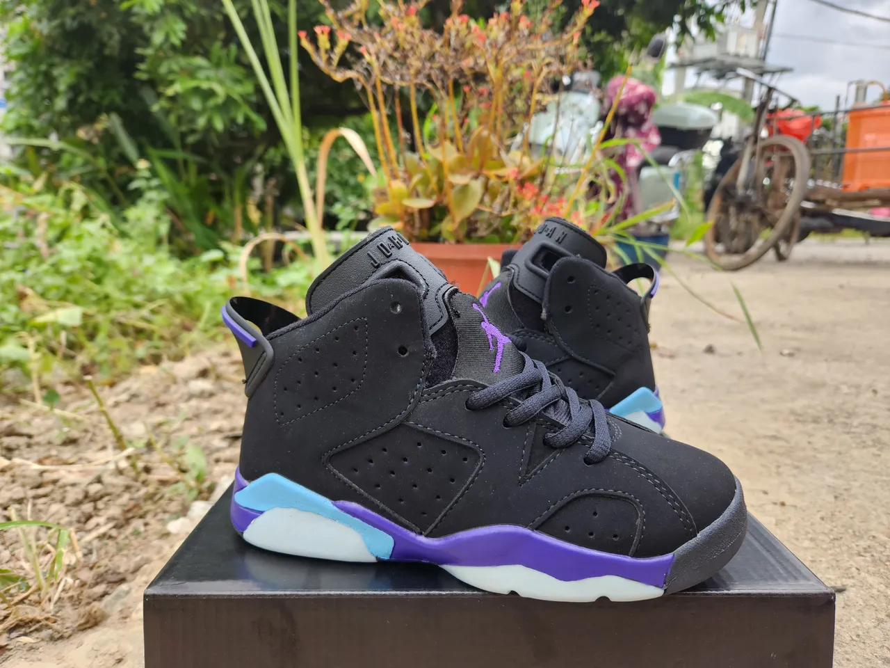 Tênis de basquete Air Jordan 6 preto e roxo gelo 2