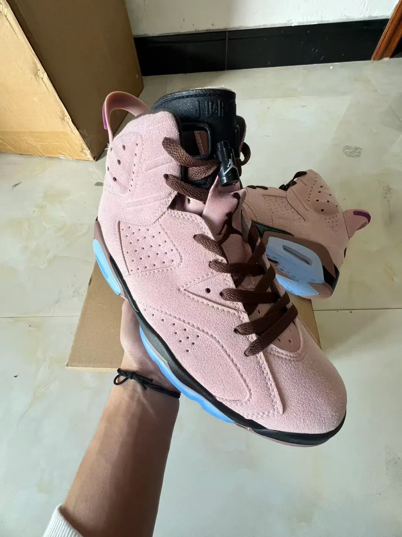 Tênis de basquete Air Jordan 6 com cabedal em camurça rosa e azul e detalhes perfurados 2