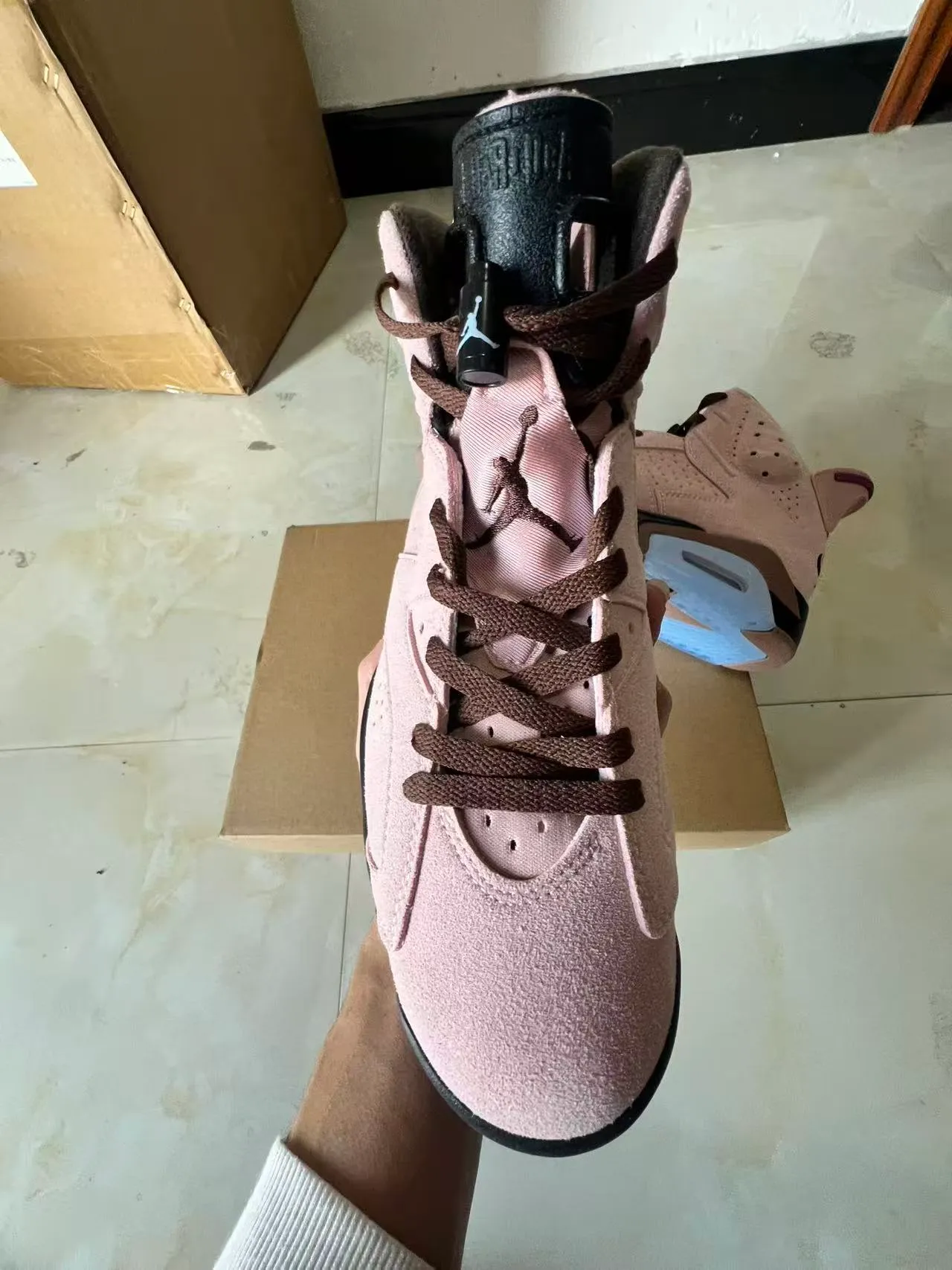 Tênis de basquete Air Jordan 6 com cabedal em camurça rosa e azul e detalhes perfurados 3