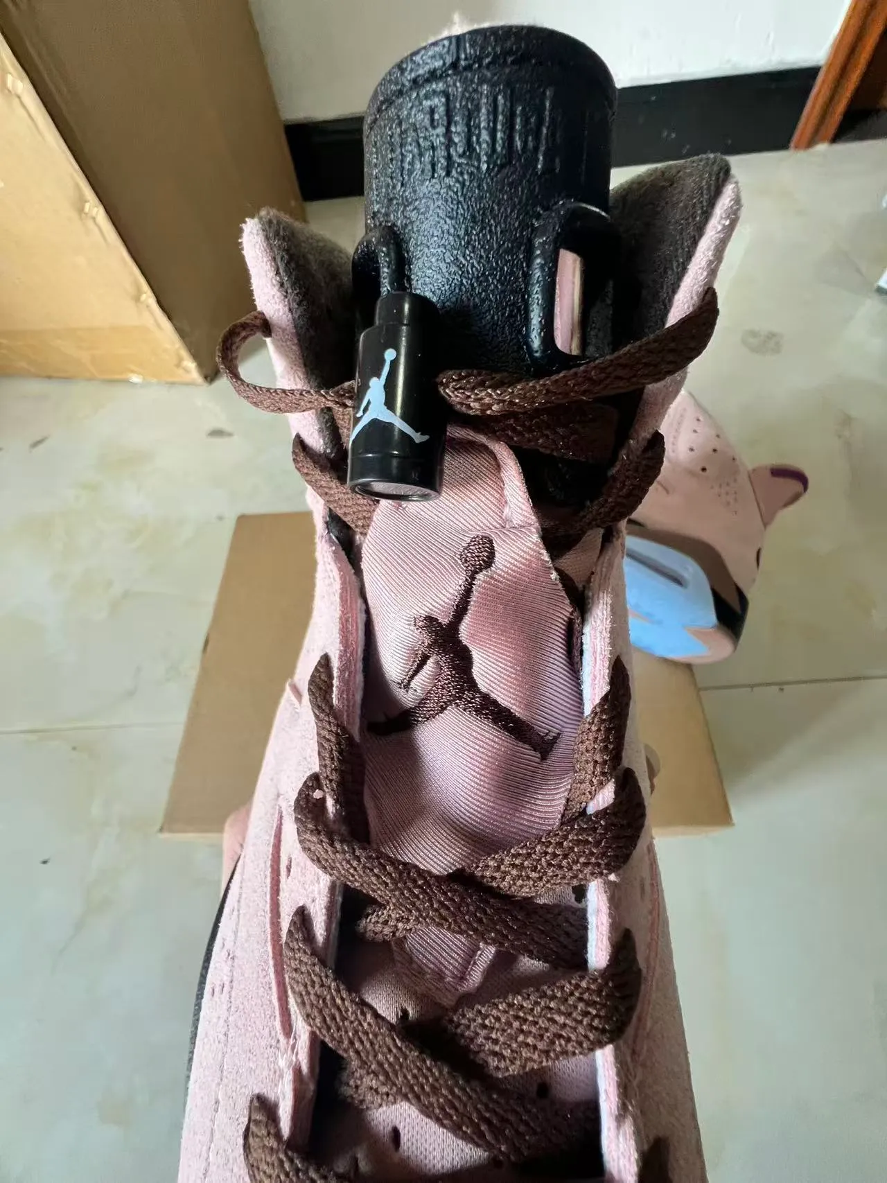 Tênis de basquete Air Jordan 6 com cabedal em camurça rosa e azul e detalhes perfurados 4