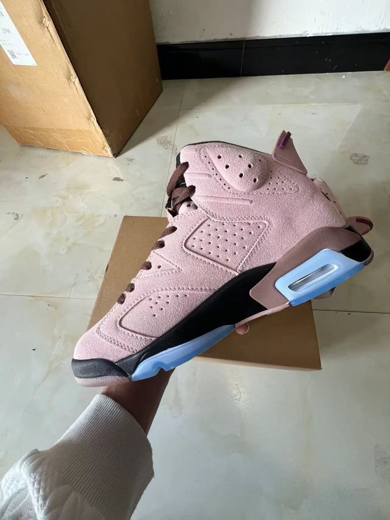 Tênis de basquete Air Jordan 6 com cabedal em camurça rosa e azul e detalhes perfurados 5
