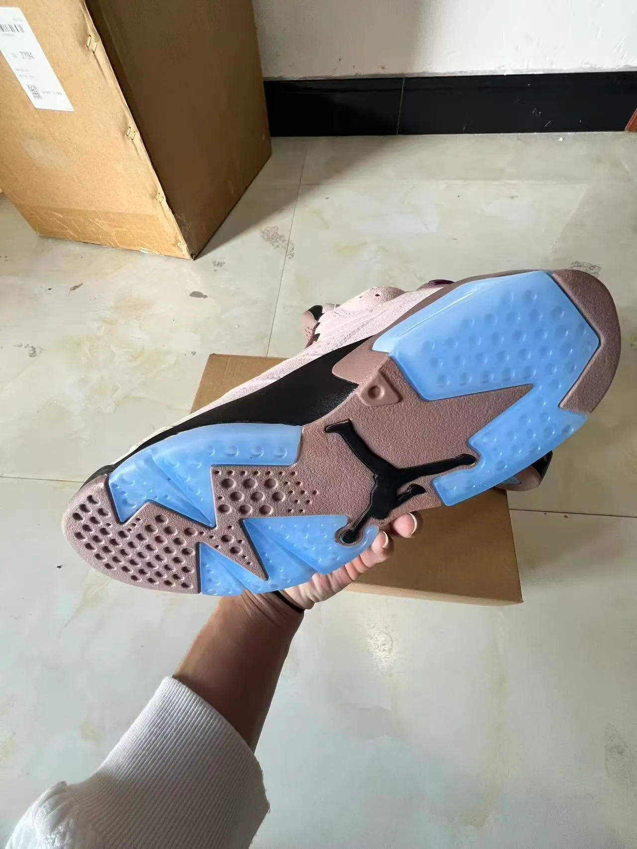 Tênis de basquete Air Jordan 6 com cabedal em camurça rosa e azul e detalhes perfurados 6