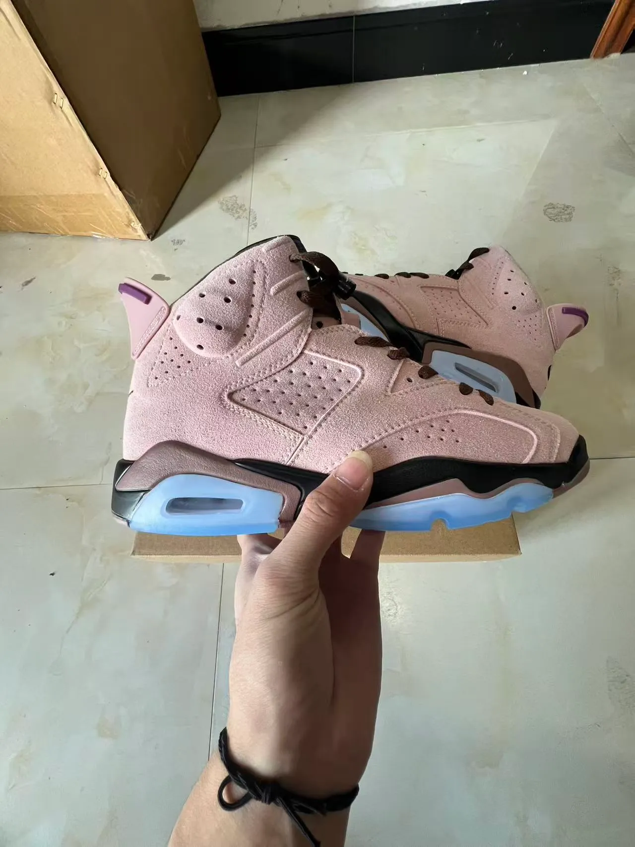 Tênis de basquete Air Jordan 6 com cabedal em camurça rosa e azul e detalhes perfurados 7