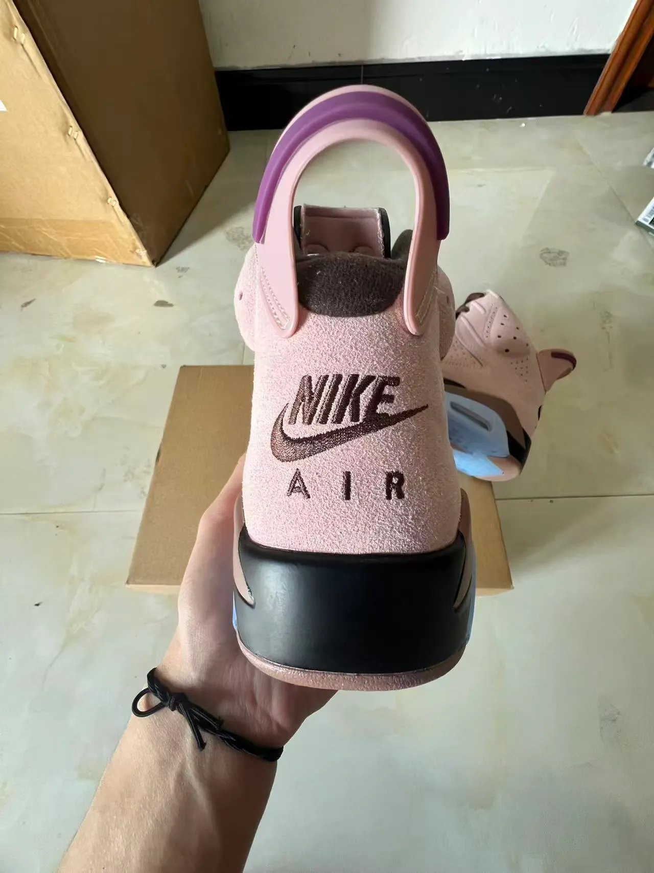 Tênis de basquete Air Jordan 6 com cabedal em camurça rosa e azul e detalhes perfurados 8